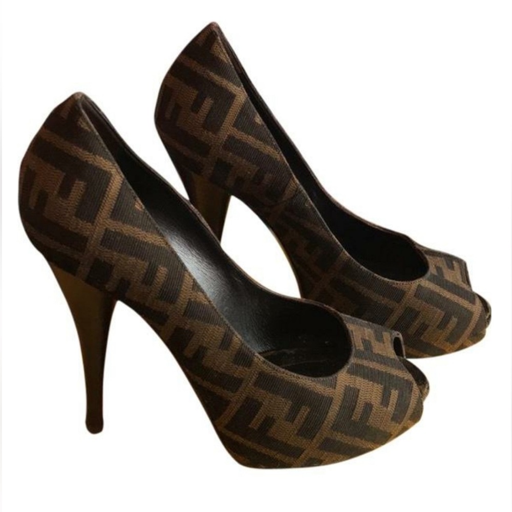 Fendi logo peep toe platform pumps. Size 37.5